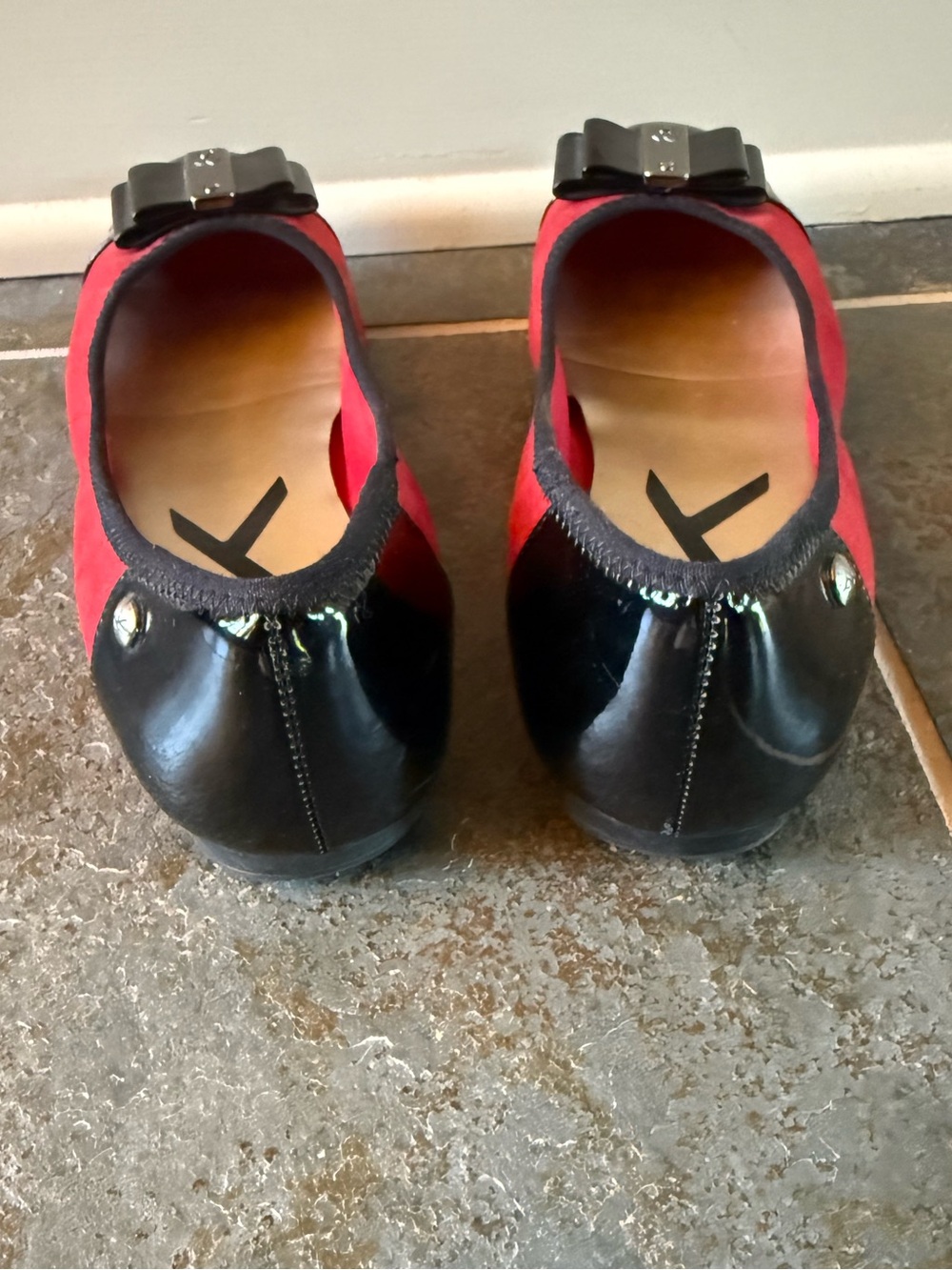 Size 8.5M Anne Klein Red Flats with Black Patent Toe and Bow - Picture 5 of 9
